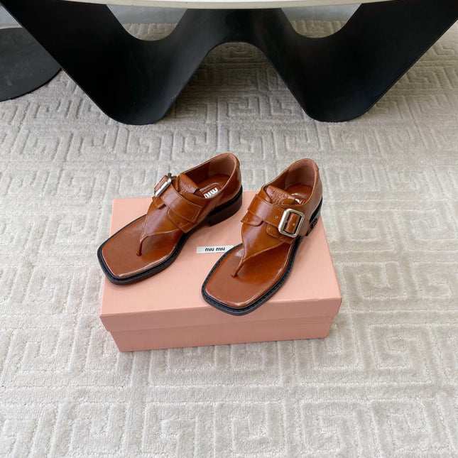 THONG SANDALS IN SIENNA BROWN SHINY LAMBSKIN WITH SILVER BUCKLE