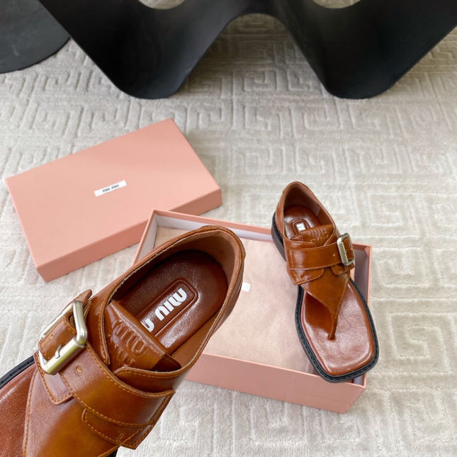 THONG SANDALS IN SIENNA BROWN SHINY LAMBSKIN WITH SILVER BUCKLE