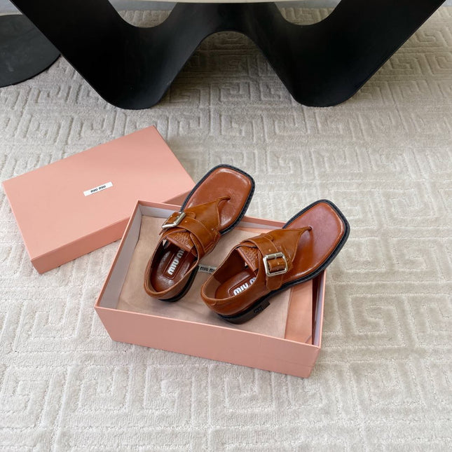 THONG SANDALS IN SIENNA BROWN SHINY LAMBSKIN WITH SILVER BUCKLE