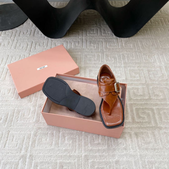 THONG SANDALS IN SIENNA BROWN SHINY LAMBSKIN WITH SILVER BUCKLE