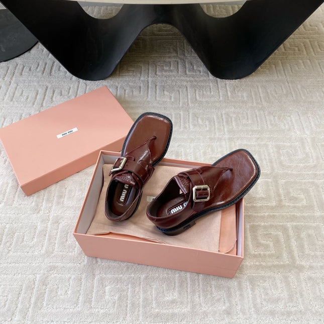 THONG SANDALS IN RED BROWN SHINY LAMBSKIN WITH SILVER BUCKLE