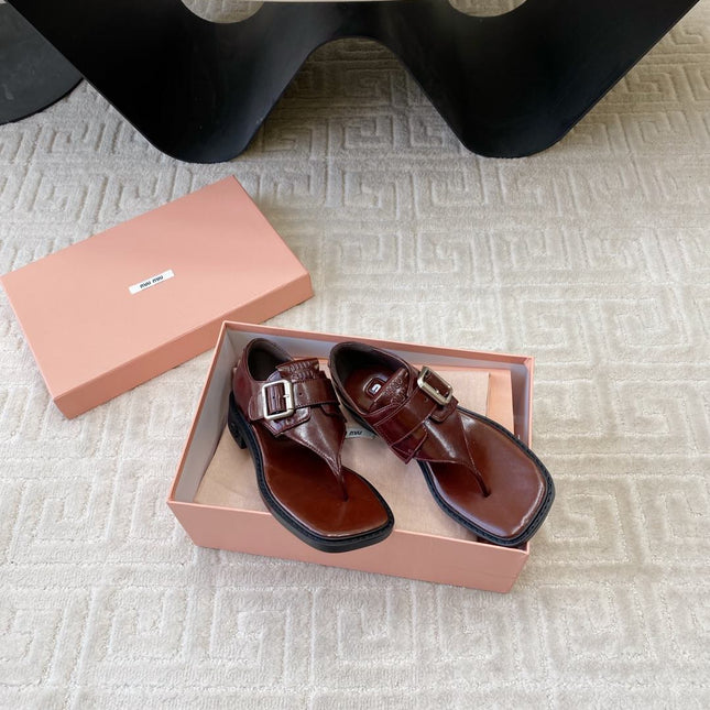 THONG SANDALS IN RED BROWN SHINY LAMBSKIN WITH SILVER BUCKLE