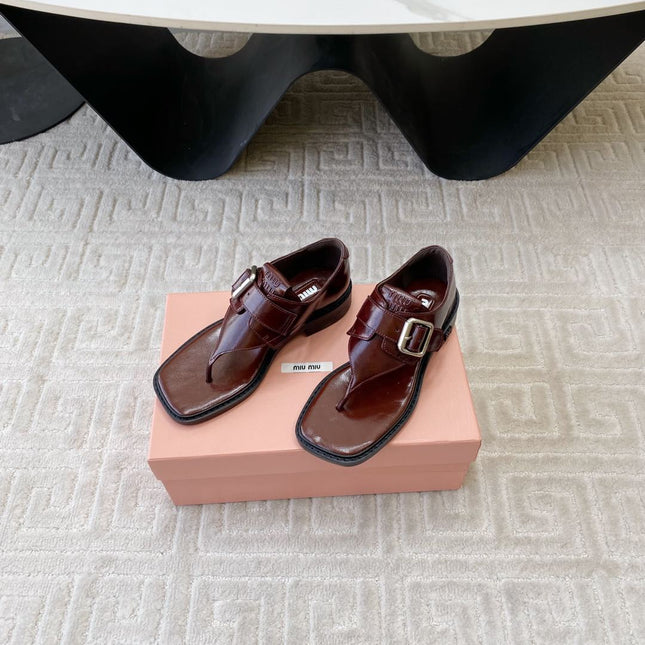 THONG SANDALS IN RED BROWN SHINY LAMBSKIN WITH SILVER BUCKLE