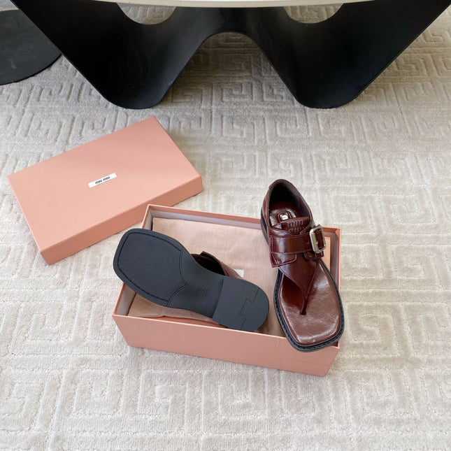 THONG SANDALS IN RED BROWN SHINY LAMBSKIN WITH SILVER BUCKLE