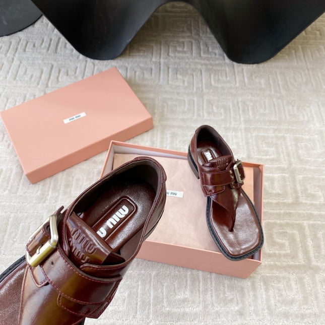 THONG SANDALS IN RED BROWN SHINY LAMBSKIN WITH SILVER BUCKLE