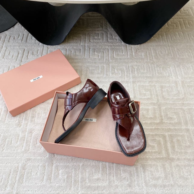 THONG SANDALS IN RED BROWN SHINY LAMBSKIN WITH SILVER BUCKLE