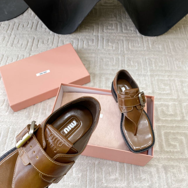 THONG SANDALS IN RUSSET BROWN SHINY LAMBSKIN WITH SILVER BUCKLE