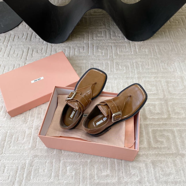 THONG SANDALS IN RUSSET BROWN SHINY LAMBSKIN WITH SILVER BUCKLE