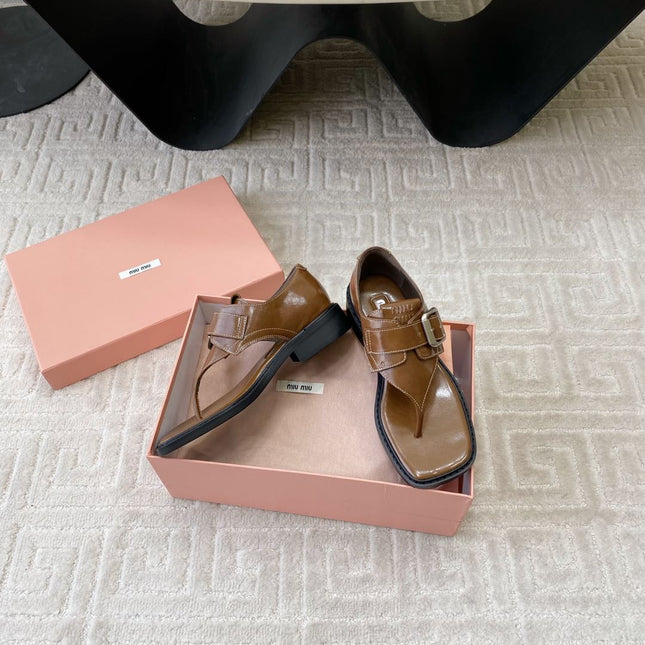 THONG SANDALS IN RUSSET BROWN SHINY LAMBSKIN WITH SILVER BUCKLE