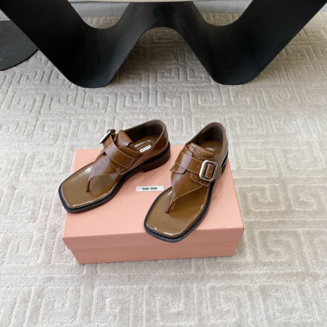 THONG SANDALS IN RUSSET BROWN SHINY LAMBSKIN WITH SILVER BUCKLE