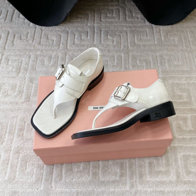 THONG SANDALS IN WHITE LAMBSKIN WITH SILVER BUCKLE