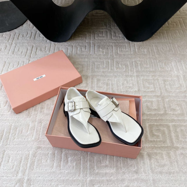 THONG SANDALS IN WHITE LAMBSKIN WITH SILVER BUCKLE