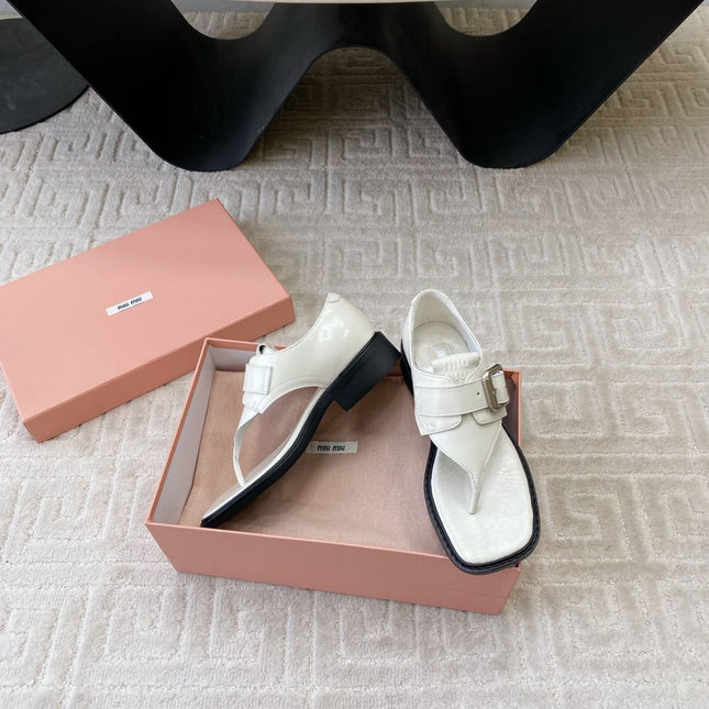 THONG SANDALS IN WHITE LAMBSKIN WITH SILVER BUCKLE