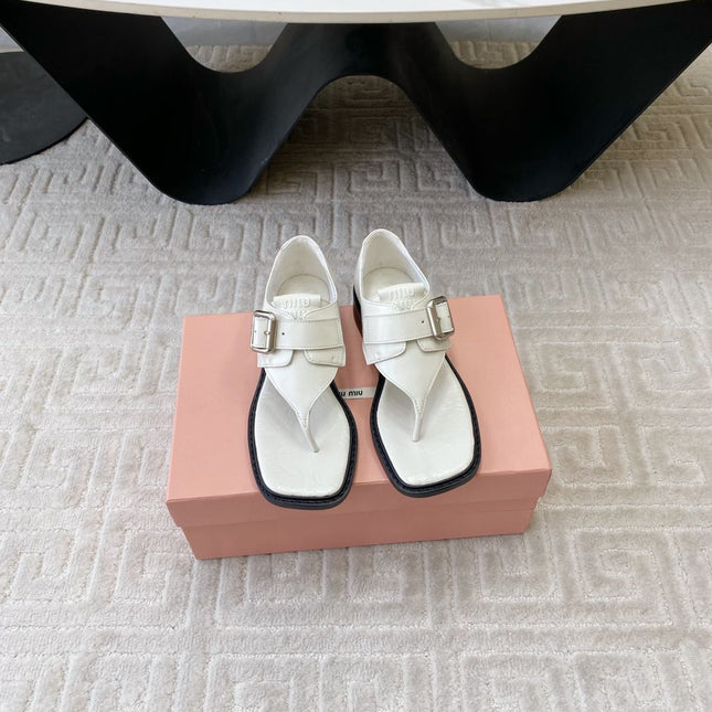 THONG SANDALS IN WHITE LAMBSKIN WITH SILVER BUCKLE