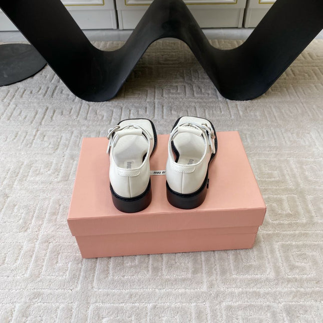 THONG SANDALS IN WHITE LAMBSKIN WITH SILVER BUCKLE