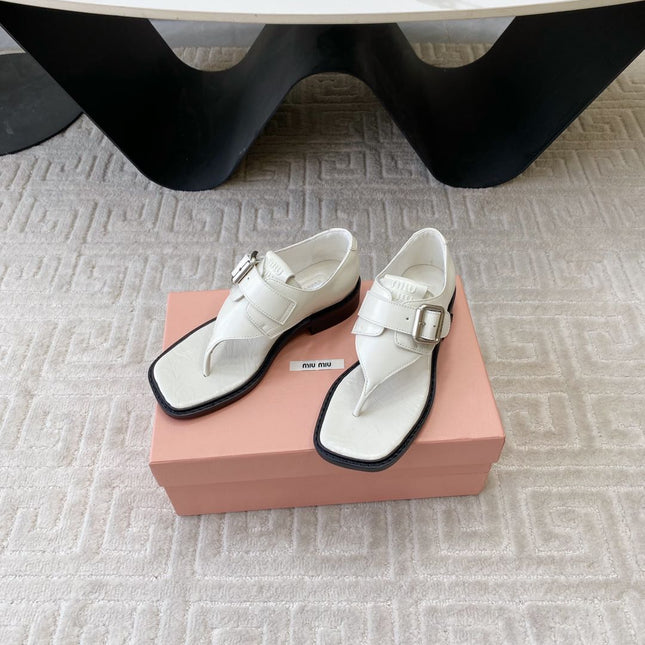 THONG SANDALS IN WHITE LAMBSKIN WITH SILVER BUCKLE