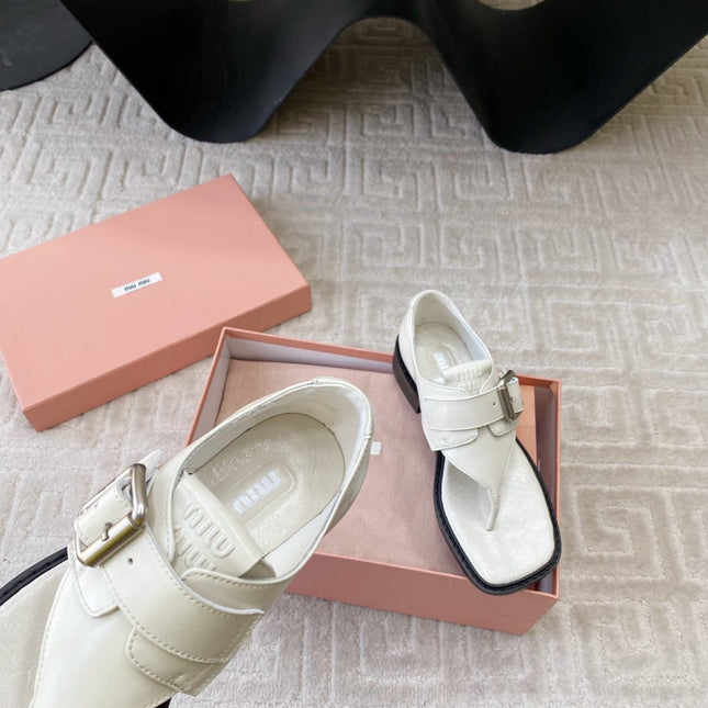 THONG SANDALS IN WHITE LAMBSKIN WITH SILVER BUCKLE