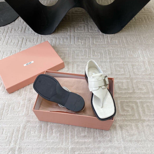 THONG SANDALS IN WHITE LAMBSKIN WITH SILVER BUCKLE