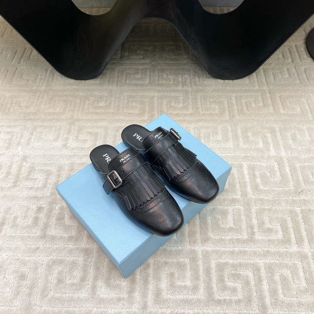 TASSEL MULES IN BLACK LAMBSKIN
