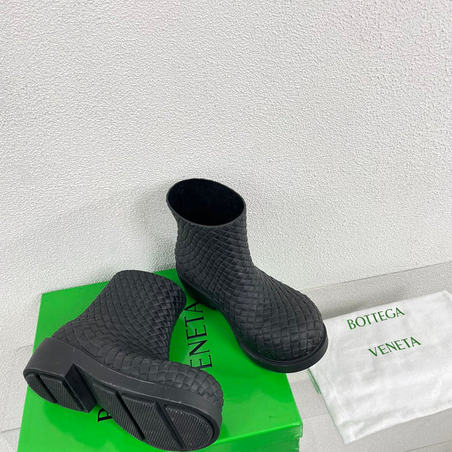 FIREMAN BOOTS IN BLACK RUBBER WITH ICONIC INTRECCIO MOTIF