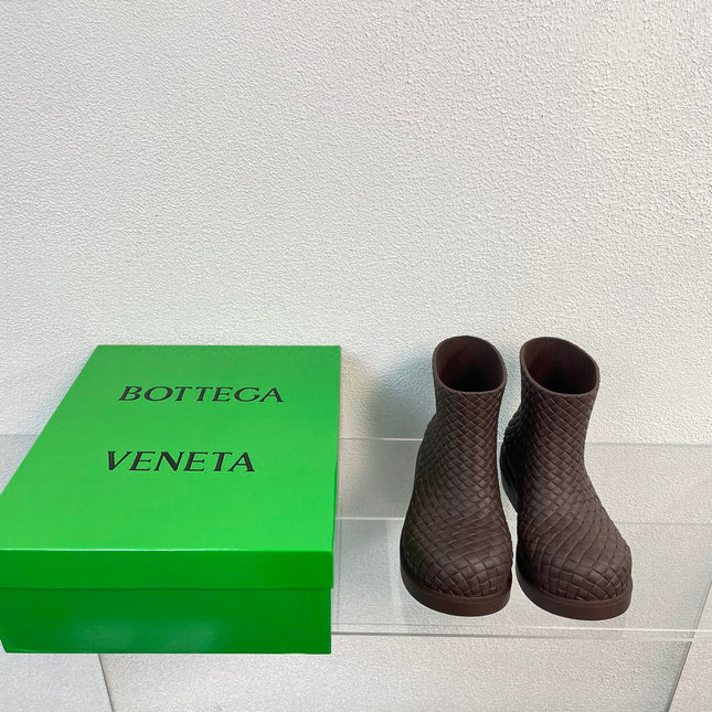 FIREMAN BOOTS IN CHOCOLATE BROWN RUBBER WITH ICONIC INTRECCIO MOTIF