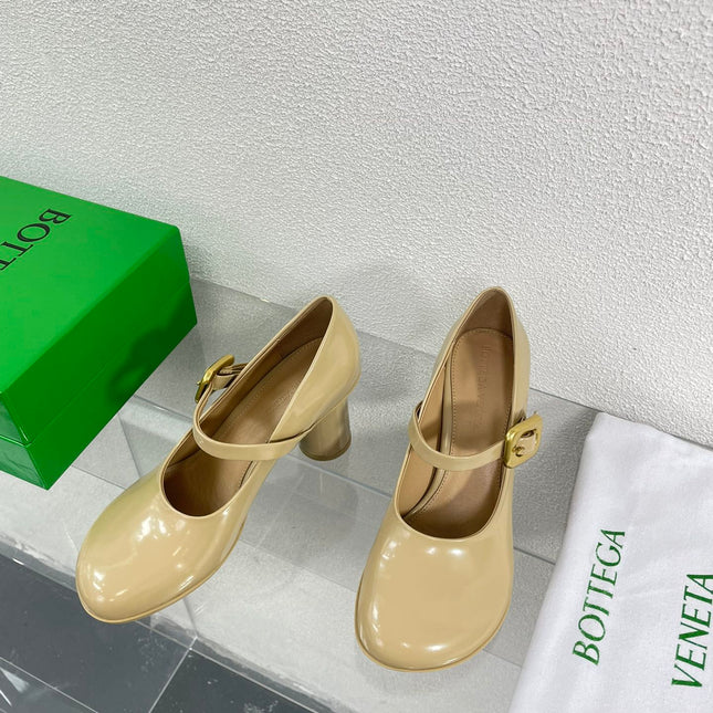 ATOMIC MARY-JANE PUMP 9 CM IN BISQUE BEIGE CALFSKIN