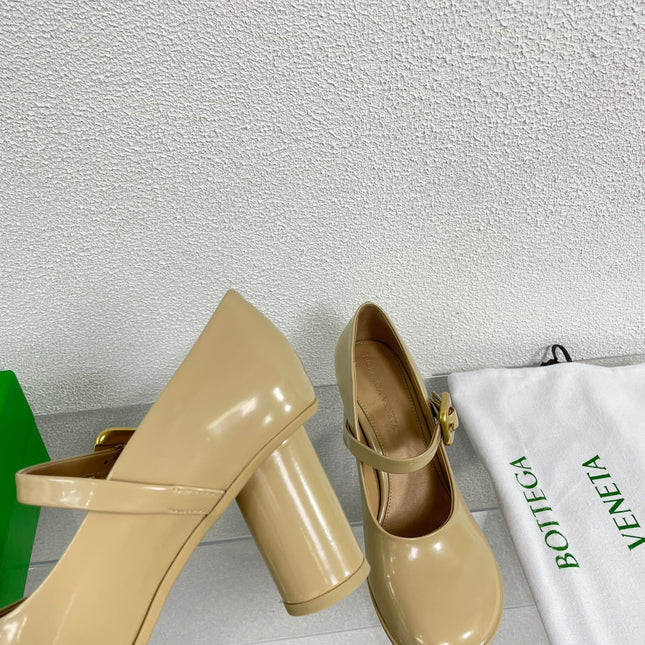 ATOMIC MARY-JANE PUMP 9 CM IN BISQUE BEIGE CALFSKIN