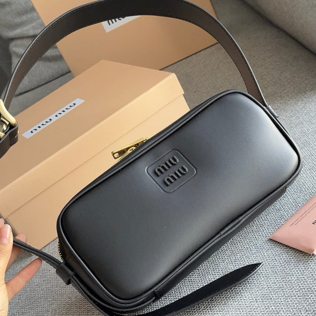BAGUETTE 25 BAG IN BLACK CALFSKIN