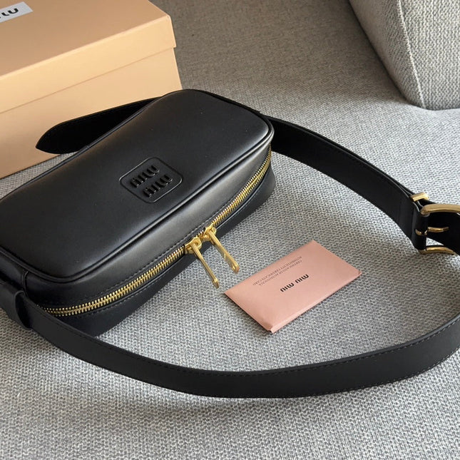 BAGUETTE 25 BAG IN BLACK CALFSKIN