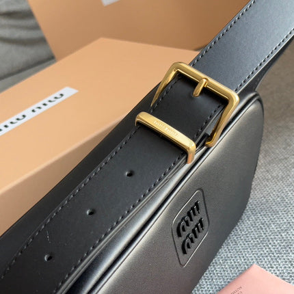 BAGUETTE 25 BAG IN BLACK CALFSKIN