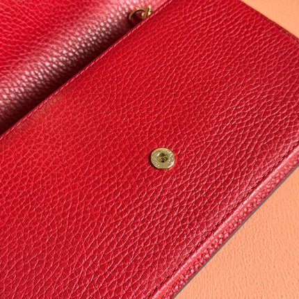 INTERLOCKING WOC 20 IN RED PEBBLED GRAINY CALFSKIN GOLD HARDWARE