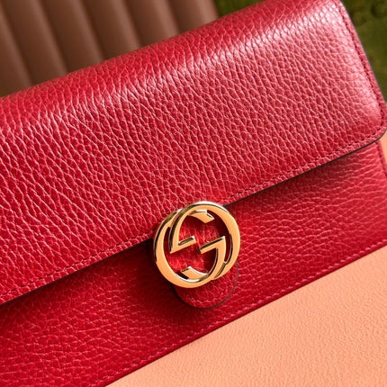 INTERLOCKING WOC 20 IN RED PEBBLED GRAINY CALFSKIN GOLD HARDWARE