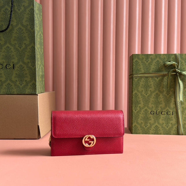 INTERLOCKING WOC 20 IN RED PEBBLED GRAINY CALFSKIN GOLD HARDWARE