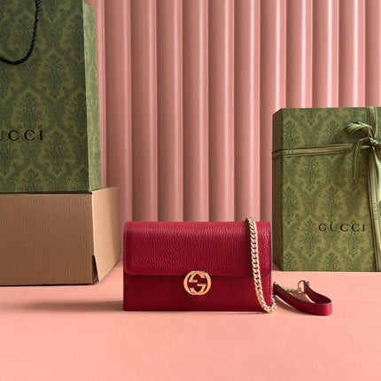 INTERLOCKING WOC 20 IN RED PEBBLED GRAINY CALFSKIN GOLD HARDWARE