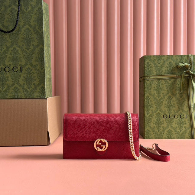 INTERLOCKING WOC 20 IN RED PEBBLED GRAINY CALFSKIN GOLD HARDWARE