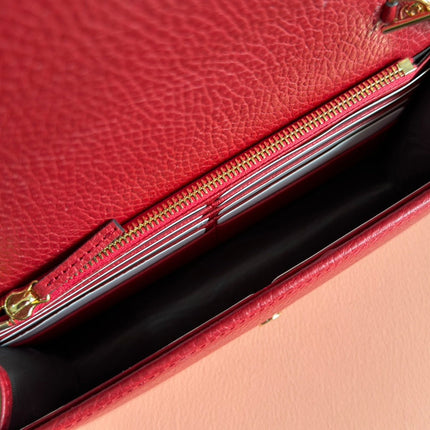 INTERLOCKING WOC 20 IN RED PEBBLED GRAINY CALFSKIN GOLD HARDWARE