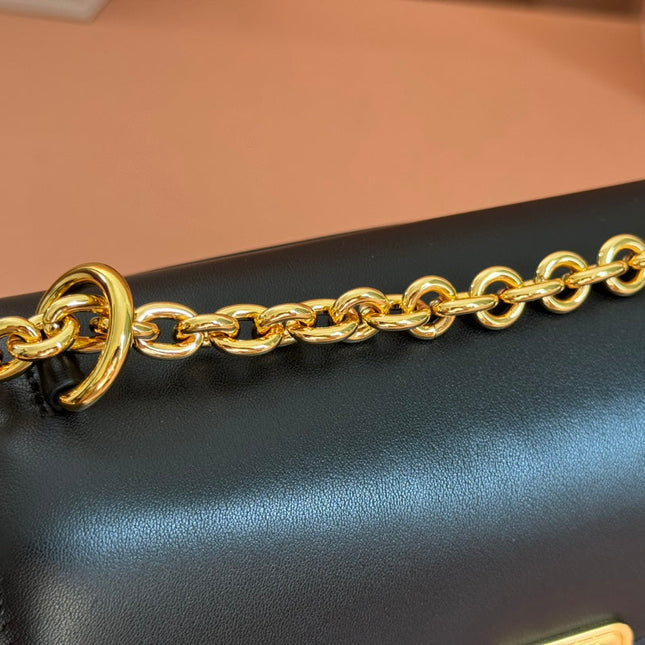 CHAIN SHOULDER BAG 24 IN BLACK PATENT SMOOTH CALFSKIN