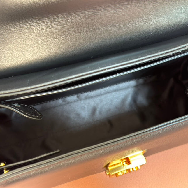 CHAIN SHOULDER BAG 24 IN BLACK PATENT SMOOTH CALFSKIN