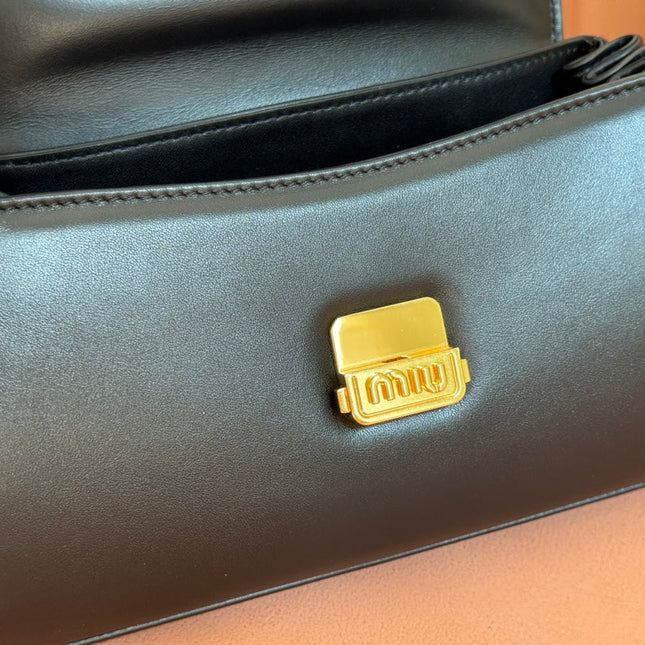 CHAIN SHOULDER BAG 24 IN BLACK PATENT SMOOTH CALFSKIN