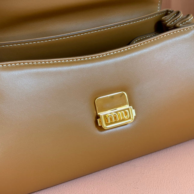 CHAIN SHOULDER BAG 24 IN PEANUT BROWN PATENT SMOOTH CALFSKIN