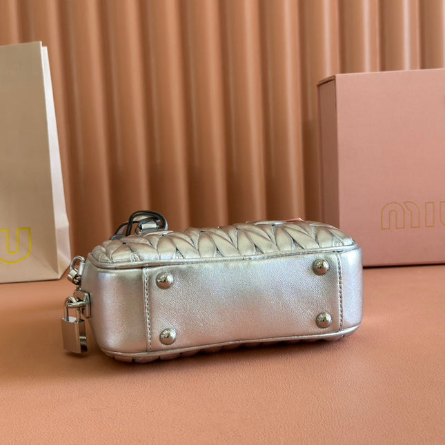 ARCADIE MATELASSÉ NAPPA SMALL BAG 19 IN SILVER GLOSSY LAMBSKIN SILVER HARDWARE