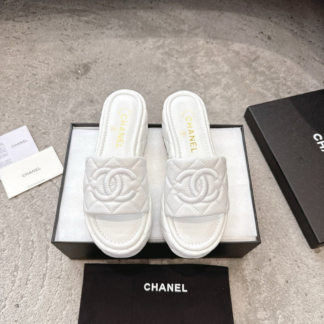 WEDGE HEELS IN WHITE CALFSKIN QUILTED