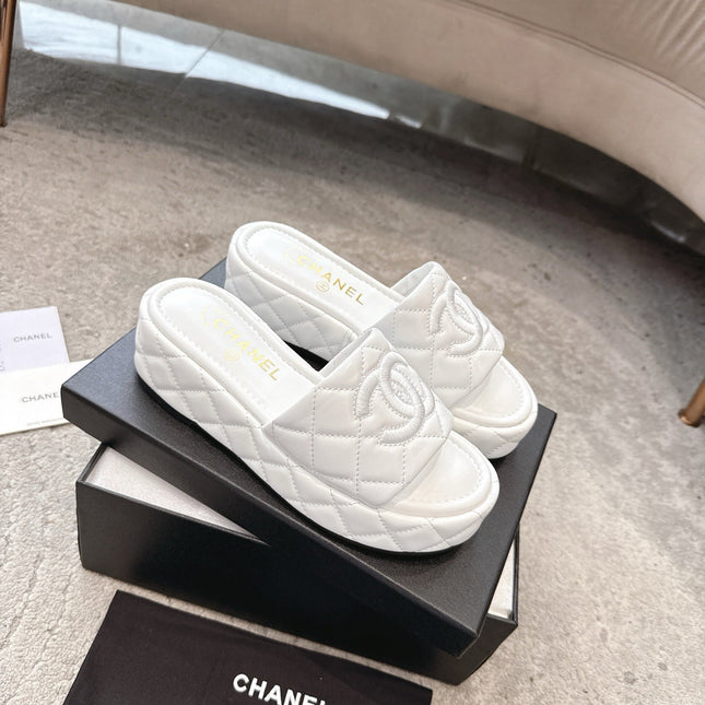 WEDGE HEELS IN WHITE CALFSKIN QUILTED