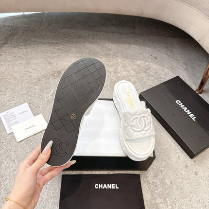 WEDGE HEELS IN WHITE CALFSKIN QUILTED