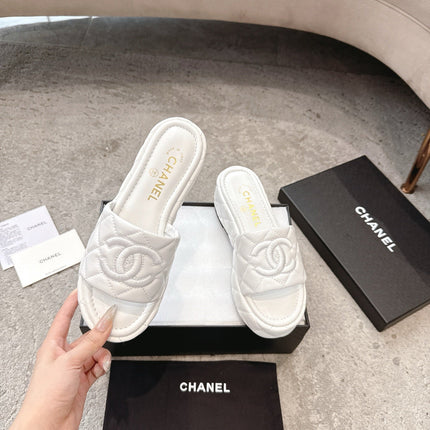 WEDGE HEELS IN WHITE CALFSKIN QUILTED