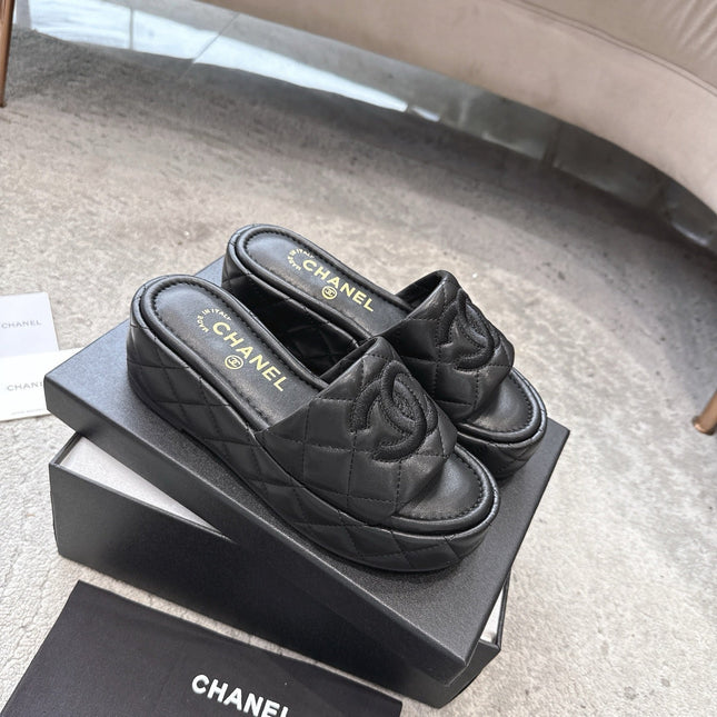 WEDGE HEELS IN BLACK CALFSKIN QUILTED