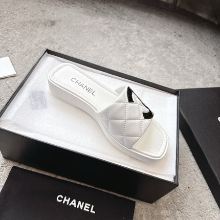 SLIPPERS IN WHITE CALFSKIN QUILTED