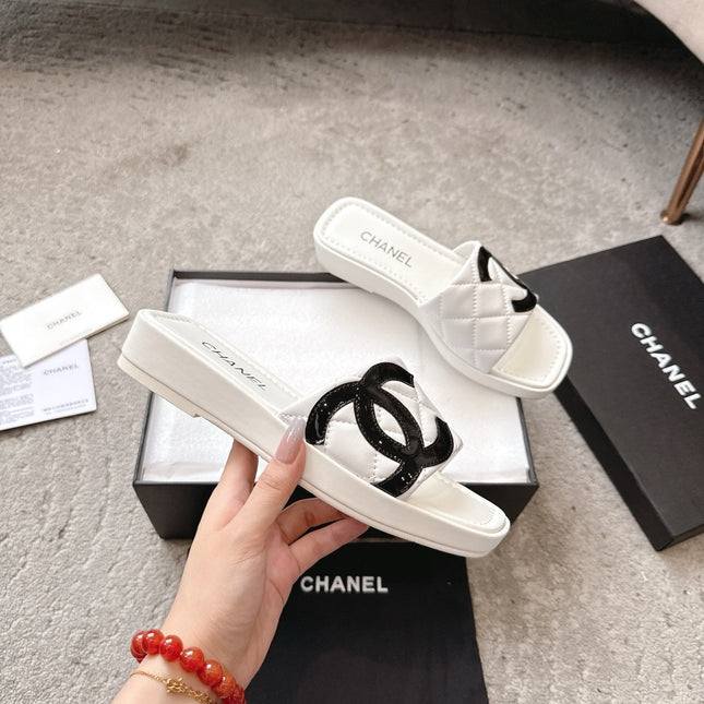 SLIPPERS IN WHITE CALFSKIN QUILTED