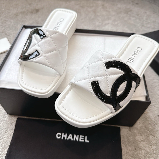 SLIPPERS IN WHITE CALFSKIN QUILTED