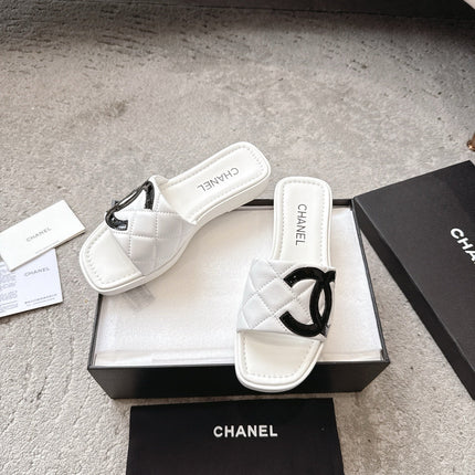 SLIPPERS IN WHITE CALFSKIN QUILTED